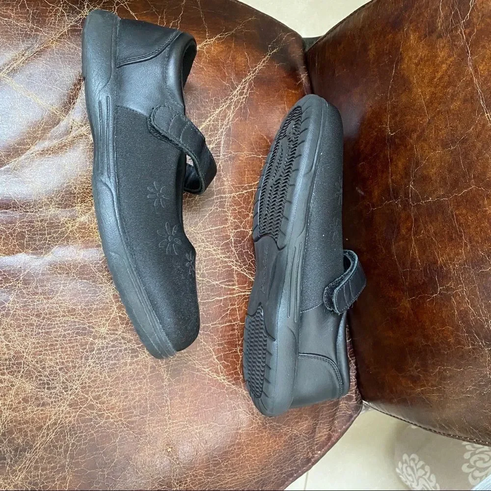 NWOB! Ped-Lite black light weight shoes 9.5W